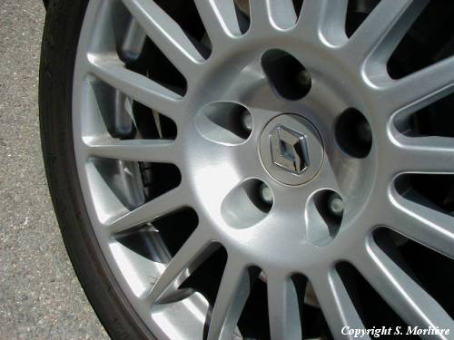 2001_renault_clio_v6_05_m.jpg