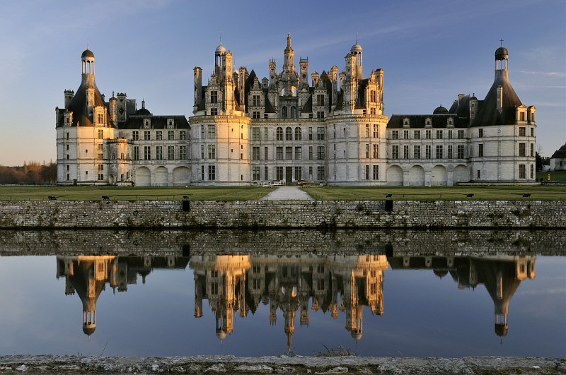Le château de Chambord se reflétant dans l'eau.jpg