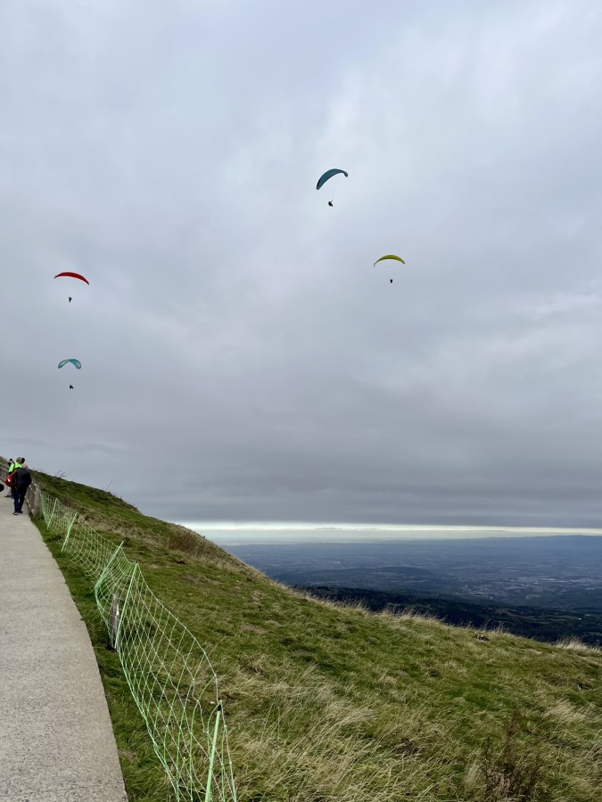 4AD39270-EBB5-49EC-8D6F-17FAF89FC9D3.jpeg (612.33 Kio) Vu 6357 fois Certains se seraient bien vus redescendre en parapente…
