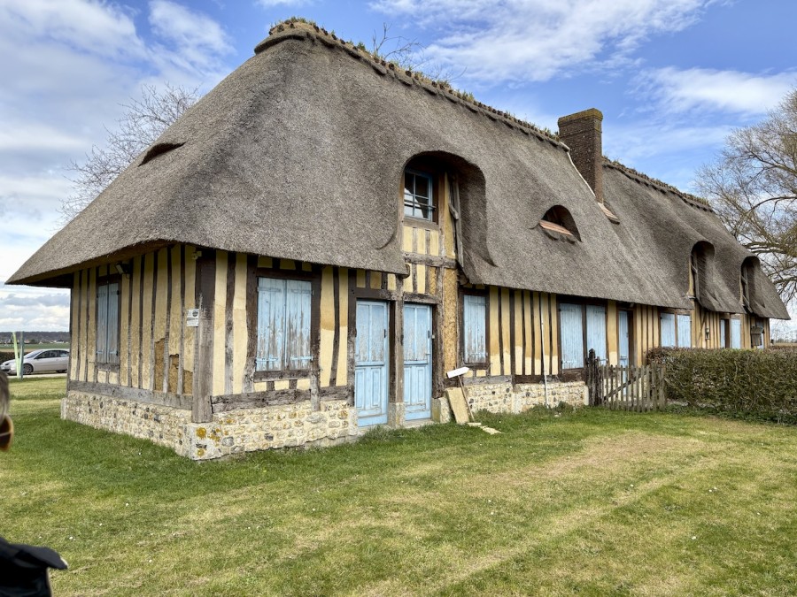 La chaumière servant d'accueil pour la visite du moulin