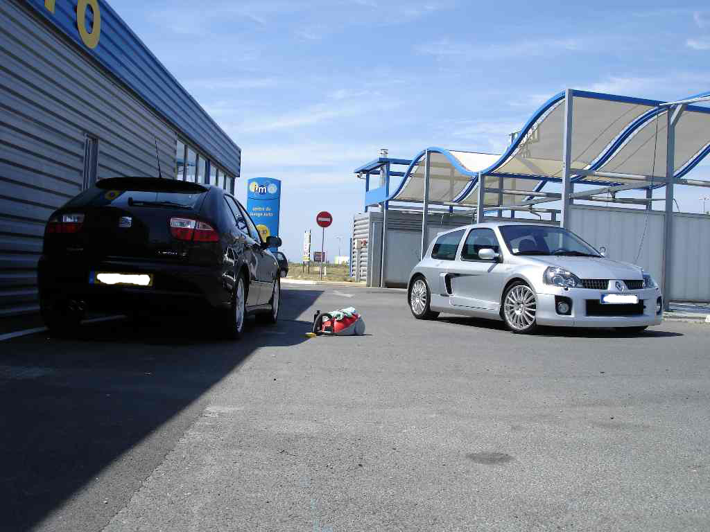 La Seat Leon Cupra 2.8 V6 de mon collègue et ma Clio V6